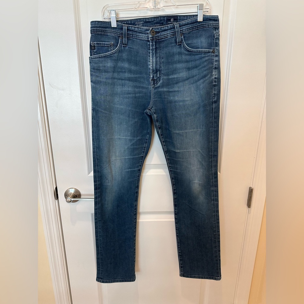 Men’s distressed jeanss